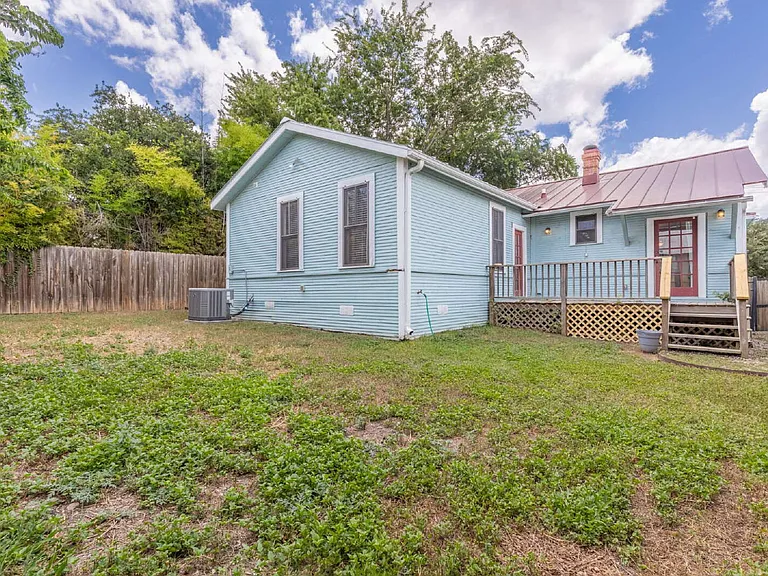 1121 E Crockett St — Photo 32