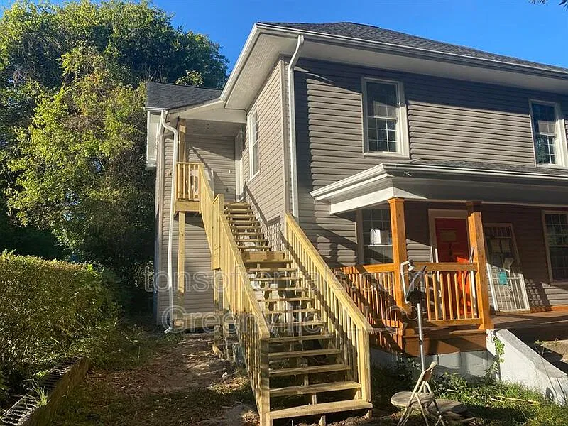 2 bed, 1.0 bath, $1,100 — Photo 1