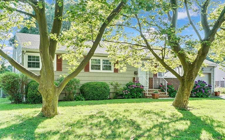 1st image of 24 Stratford Dr