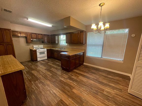 4th image of 504 Candlelight Ln #A