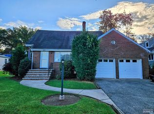 1335 Mercedes St, Teaneck, NJ 07666