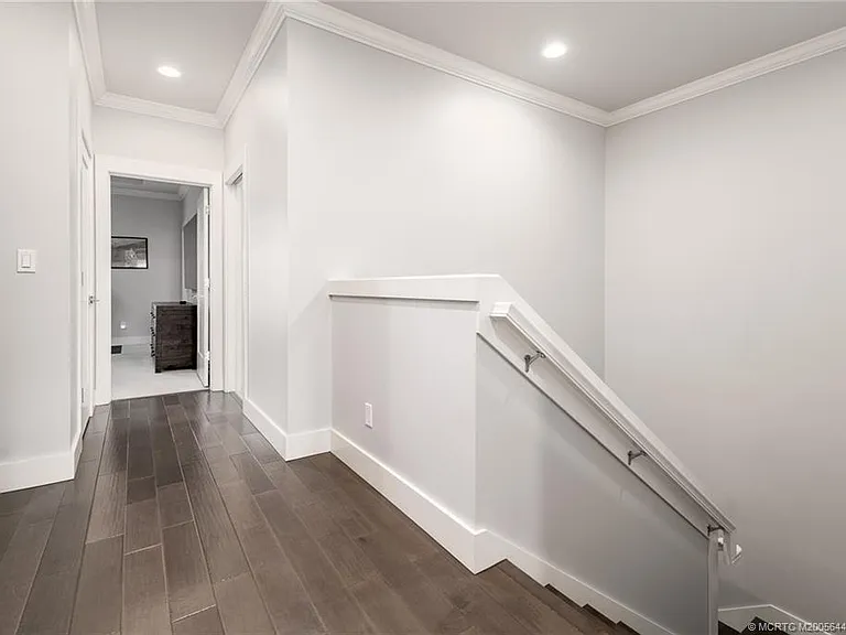 411 SE High School Ave — Photo 17