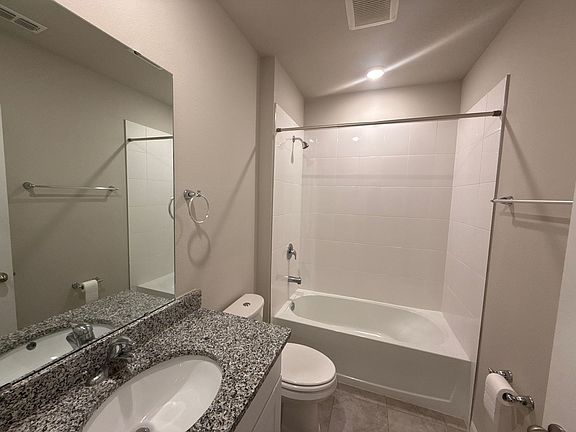 5th image of 372 Guadlupe St