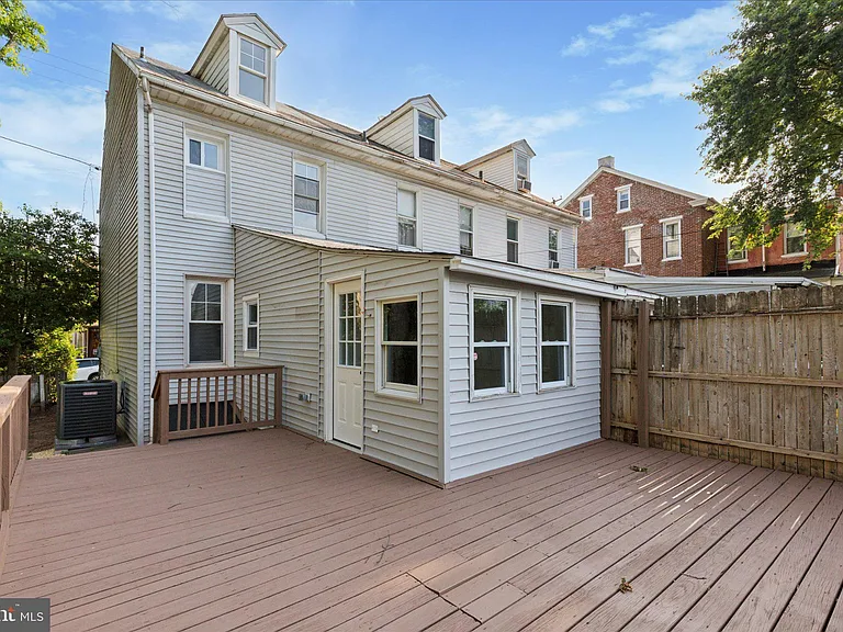 888 Queen St — Photo 11