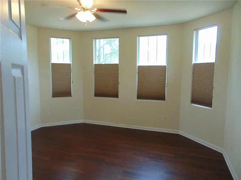 5208 Hellman — Photo 14