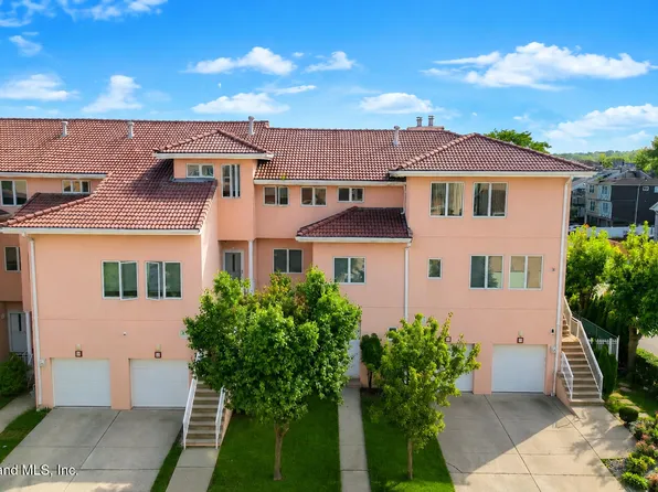 16 Harbour Ct, Staten Island, NY 10308