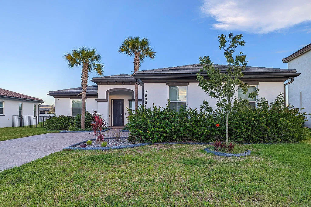 3 bed, 3.0 bath, 2297 sqft, $2,700 — Photo 3