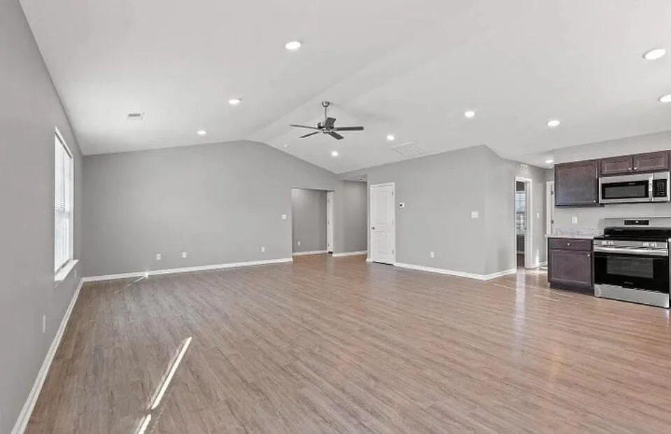 4 bed, 2.5 bath, 1625 sqft, $2,000 — Photo 3