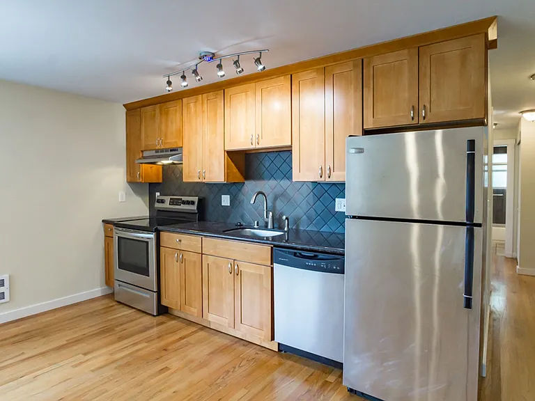 2211 Franklin Ave E — Photo 5