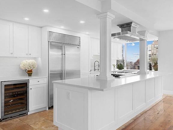 3rd image of 61 W 62nd St APT 21C