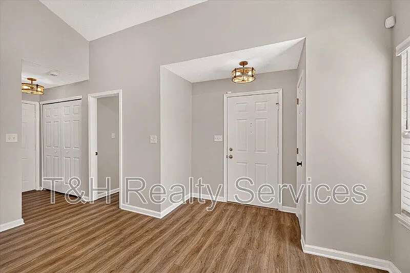 2 bed, 1.5 bath, 1032 sqft, $1,900 — Photo 4