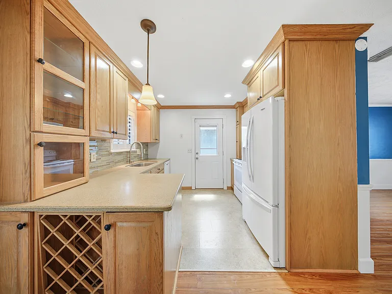 1735 NE 30th St — Photo 12