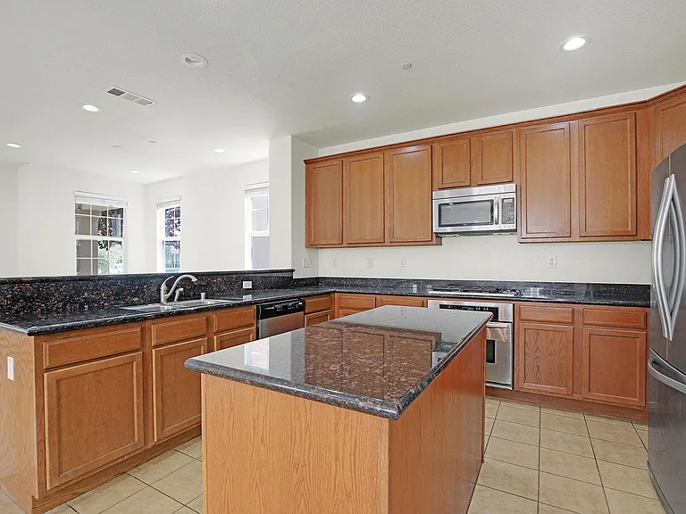 2111 Parkhurst St — Photo 12