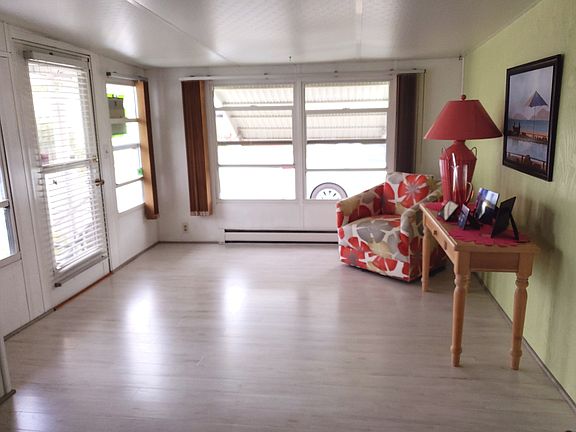 Dining room/front entrance