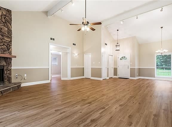 2nd image of 428 Yaupon Dr