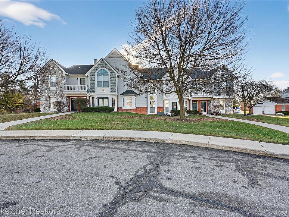 1st image of 220 Oakbrooke Dr Unit 3