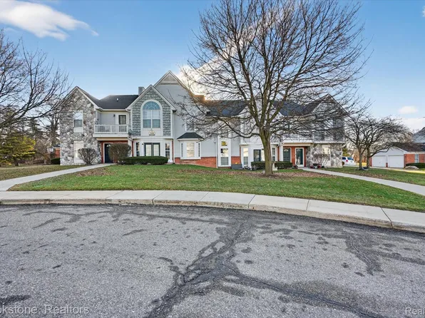 220 Oakbrooke Dr Unit 3, South Lyon, MI 48178