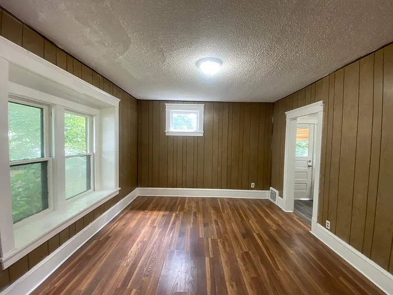 1292 W Wilbeth Rd — Photo 2