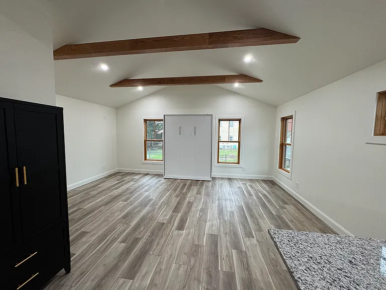 1034 Everett Ave — Photo 9