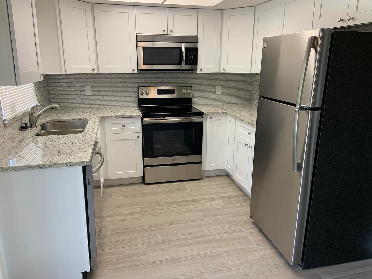 3 bed, 2.0 bath, 1125 sqft, $2,995 — Photo 2