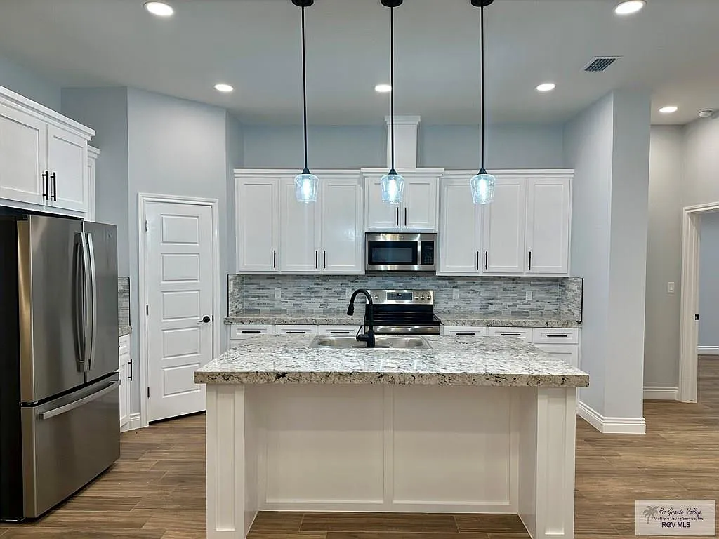 3 bed, 2.5 bath, 1636 sqft, $2,380 — Photo 3