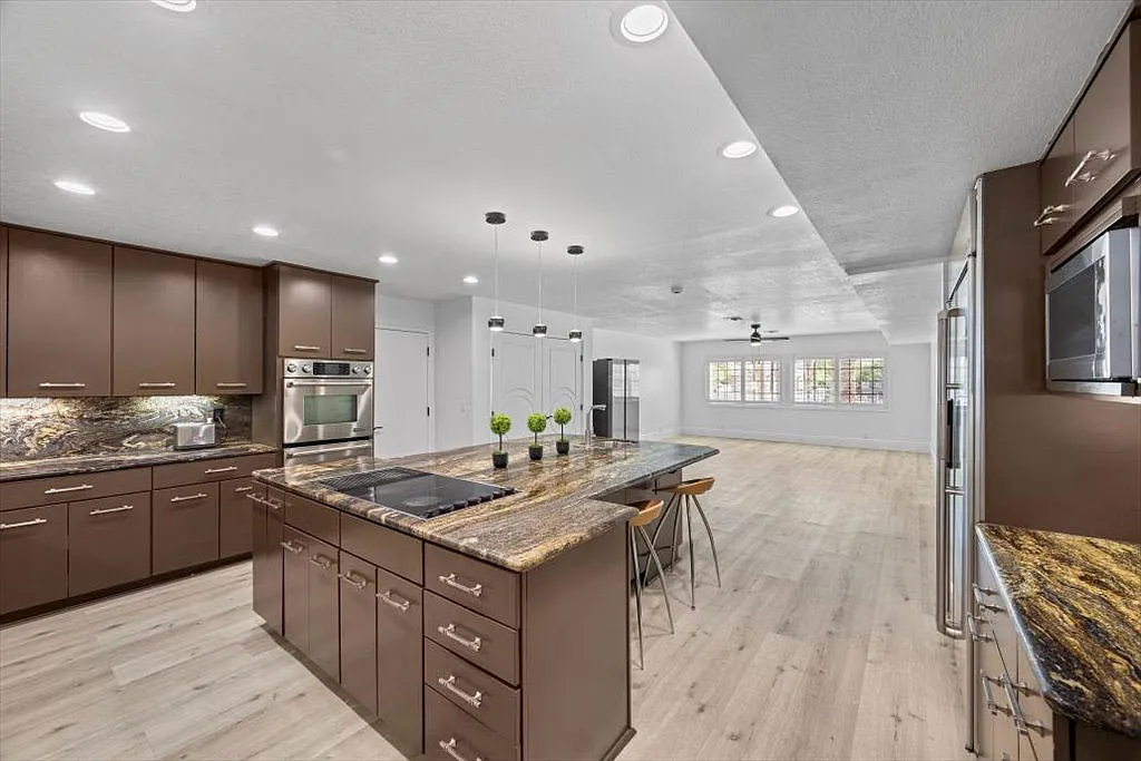 5 bed, 3458 sqft, $5,988 — Photo 4