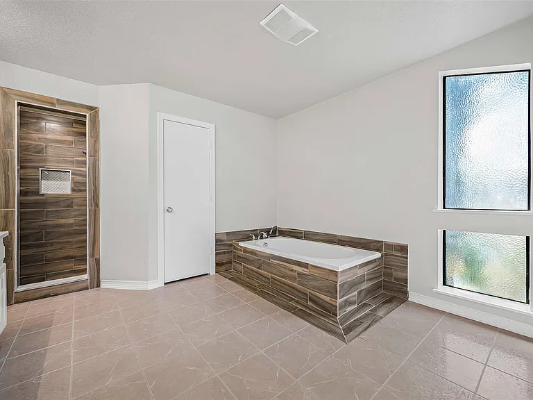 2011 Reverchon Dr — Photo 14