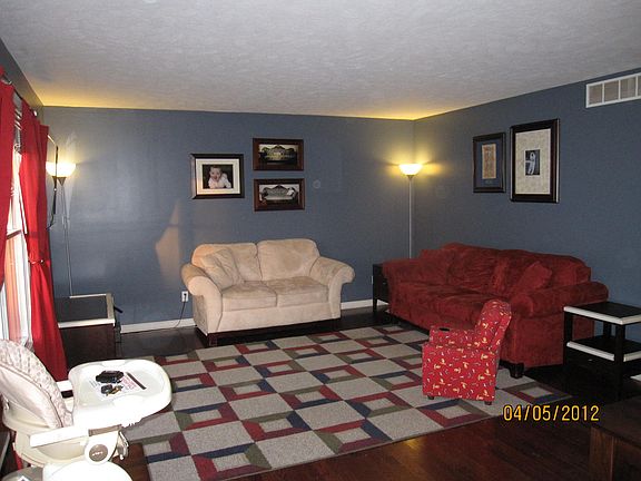LIVING ROOM W/HARDWOOD
