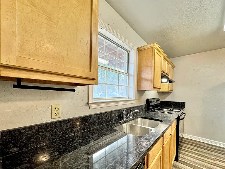 884 W Holly St #12 — Photo 5