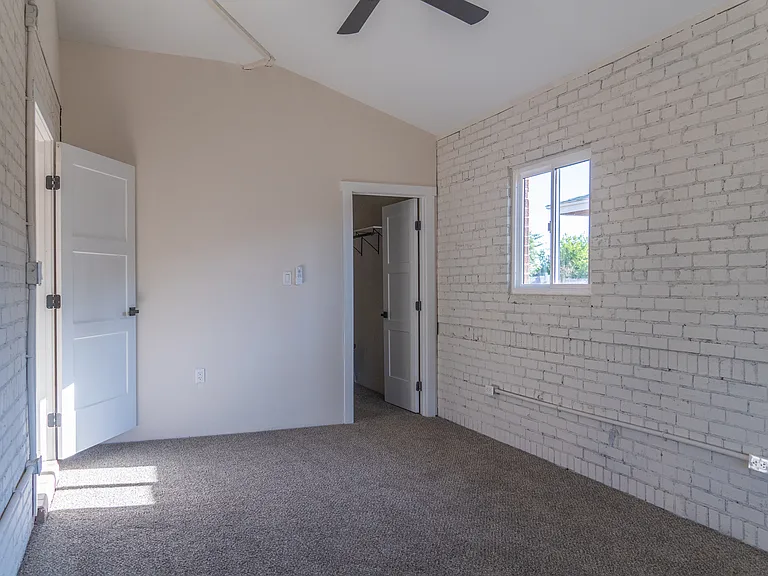 2043 E Oak St — Photo 9