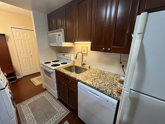 Gourmet Kitchen with Granite Counter Tops and Stainless Steel Undermount Sink