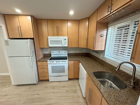 5th image of 2815 Lee Oaks Ct APT 201
