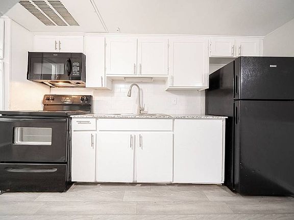3rd image of 3311 S Vernon Ave #107