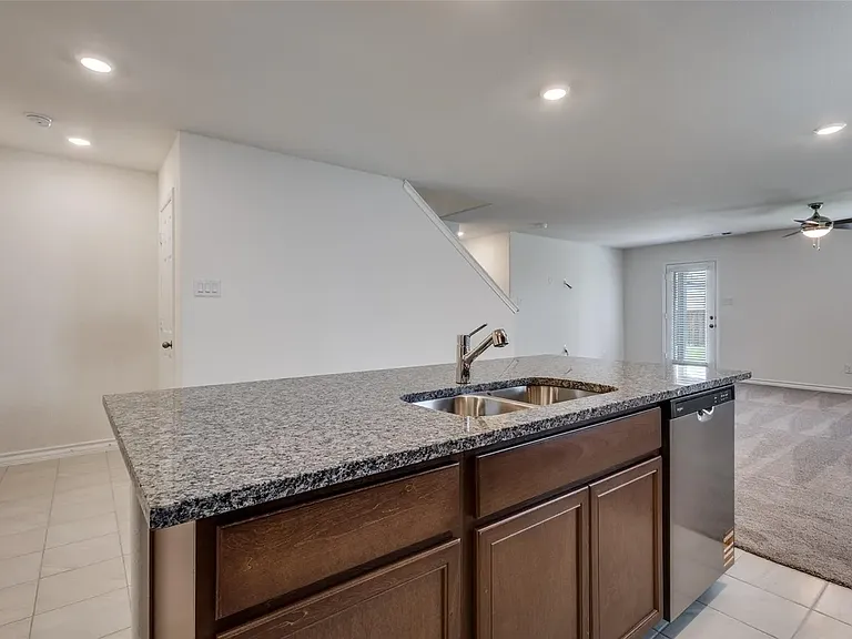 749 Windsor Dr — Photo 10