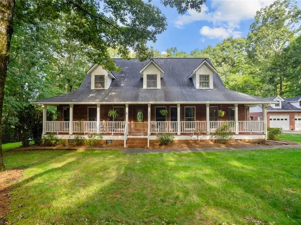 4000 River Ridge Rd, Pfafftown, NC 27040