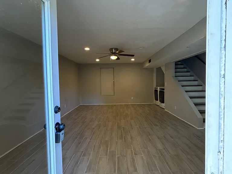 555 Glencove Dr — Photo 11