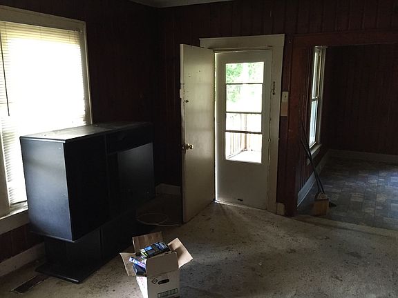 2nd image of 915 E Davis Ave