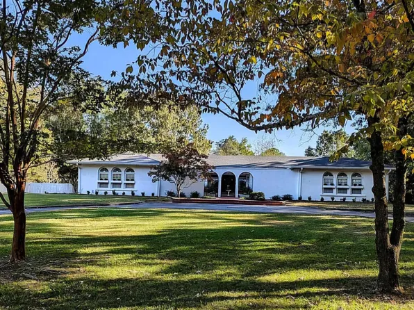 707 Chestnut Dr SW, Russellville, AL 35653