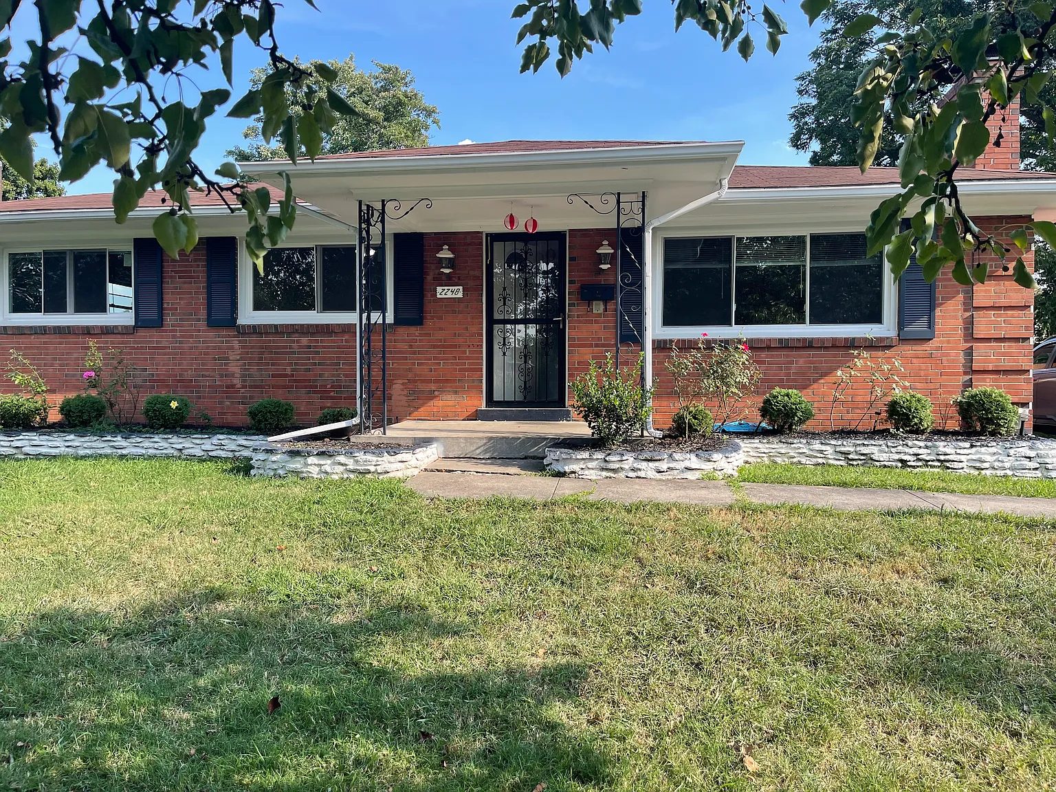 3 bed, 1.5 bath, 1247 sqft, $2,000 — Photo 1