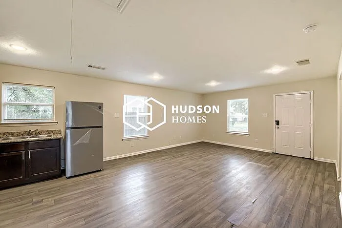 403 Armstrong St — Photo 3