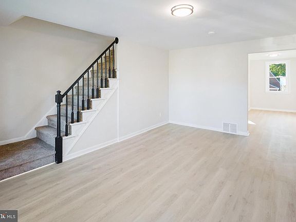 3rd image of 832 Taylor Dr