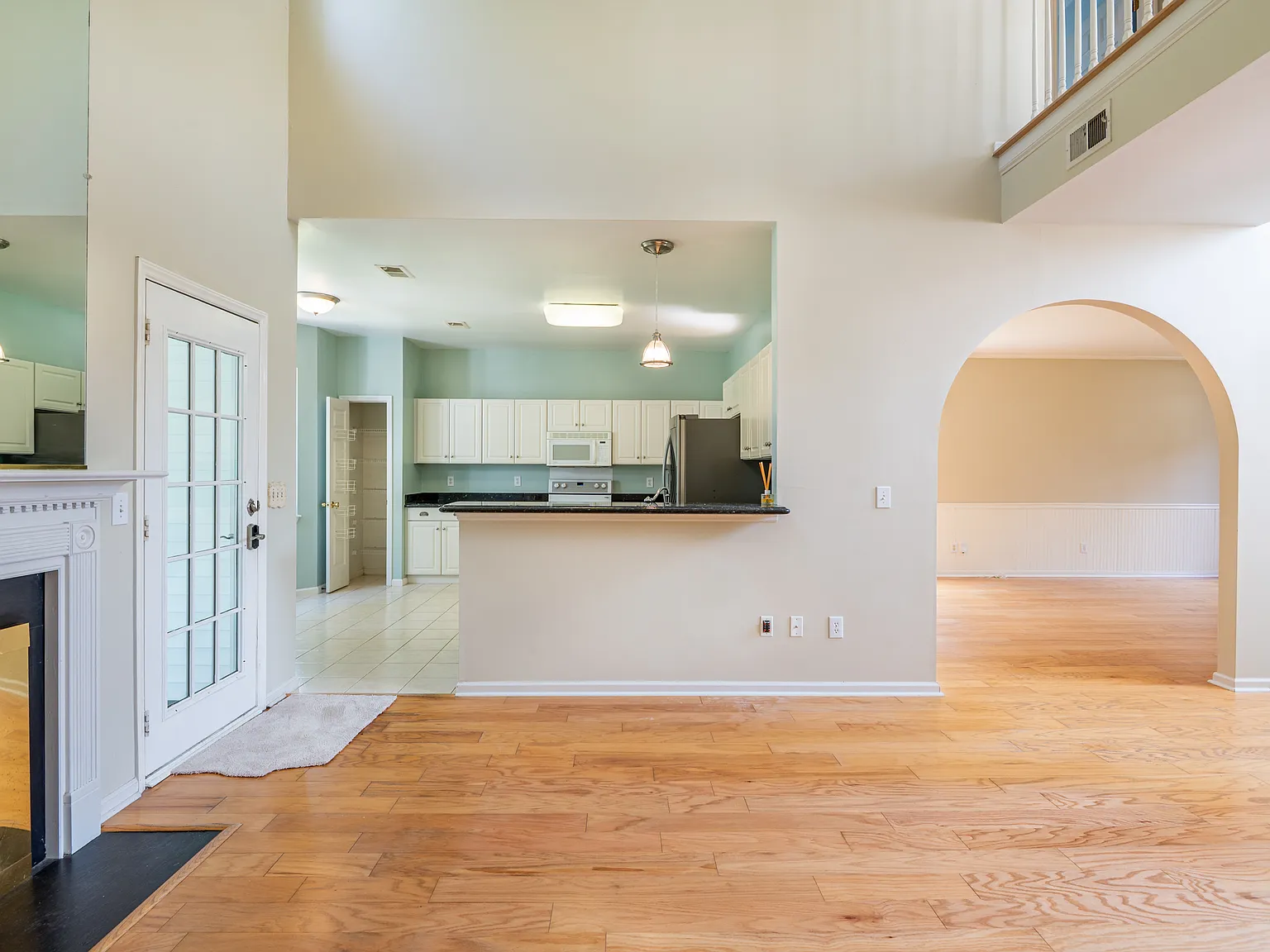 4 bed, 2.5 bath, 2238 sqft, $4,300 — Photo 3