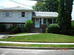 5 Locust St, Hicksville, NY 11801