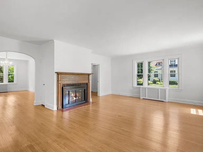121 Walworth Ave — Photo 4