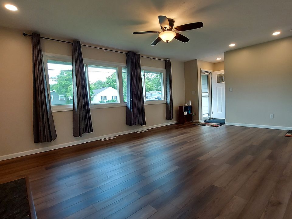 Living/Dining/Front Entry Foyer