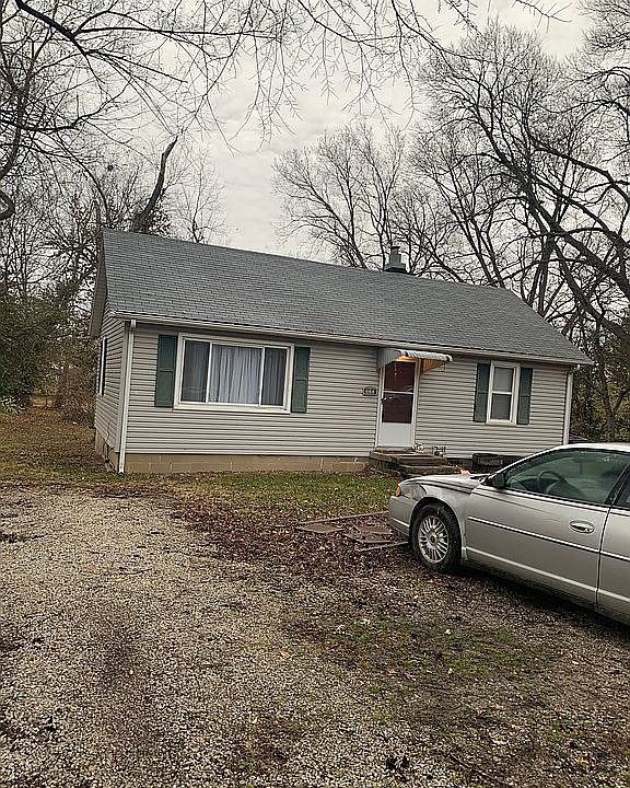 2nd image of 831 E Estabrook St