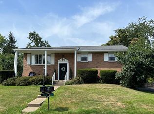 32 Pin Oak Dr, Wheeling, WV 26003