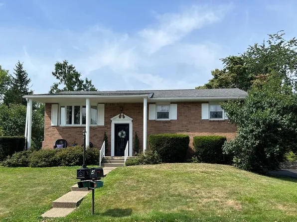 32 Pin Oak Dr, Wheeling, WV 26003