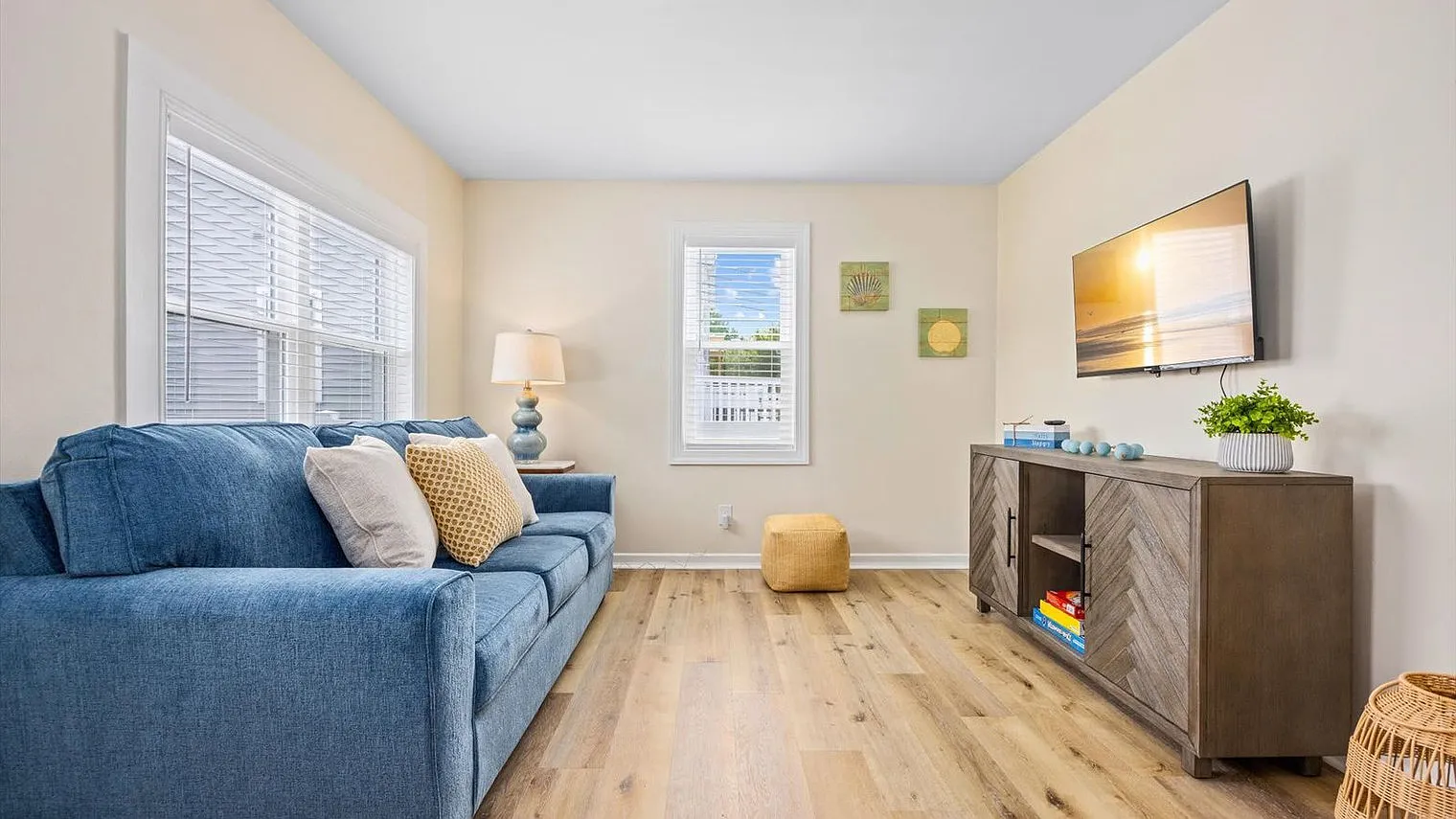 2 bed, 1.0 bath, 699 sqft, $4,078 — Photo 1
