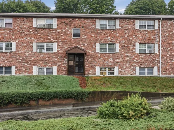10 Robin Dr Unit 1, Marlborough, MA 01752
